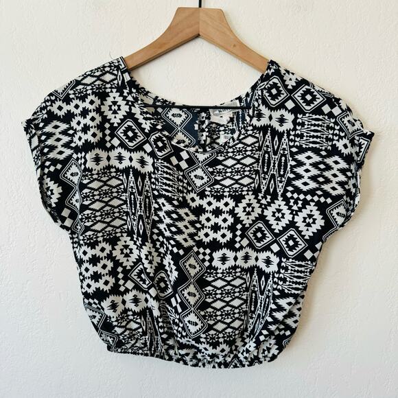 💚 Kirra | black and white pattern top - Picture 1 of 3